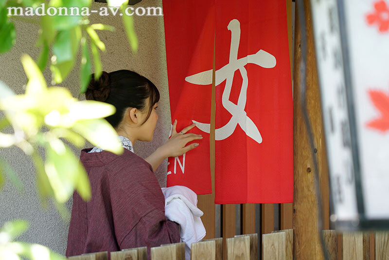 妻にタオル1枚だけ渡して、変態男が集う男湯に入らせてみましたー。 一乃あおい